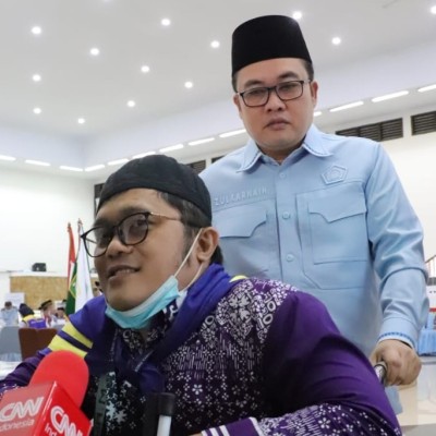 Gunawan dan Kursi Roda Menuju Tanah Suci: Sebuah Cerita di Balik Keberangkatan Kloter 46 JKG