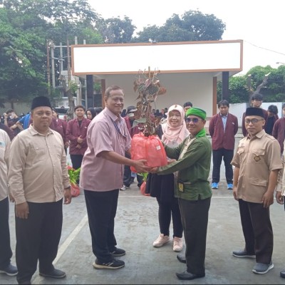 Mahasiswa Kampus Swasta Jakarta Barat Tanam 10 Jenis Tanaman Obat di MAN 22 Jakarta