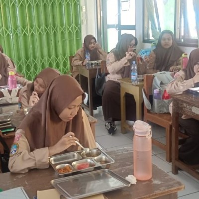 MTsN 1 Jakarta Selatan Laksanakan Program Makan Bergizi Gratis bagi Siswa