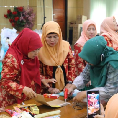 DWP Kankemenag Jakarta Barat Gelar Workshop Pembuatan Buket Bunga dan Snack