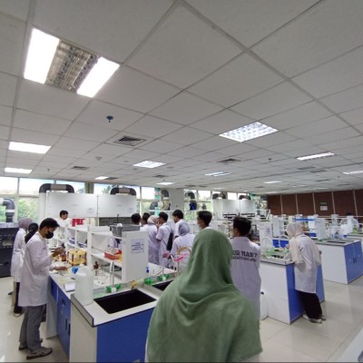 Lima Siswa MAN 7 Jakarta Ikuti Workshop dan Praktikum Kimia di Universitas Negeri Jakarta