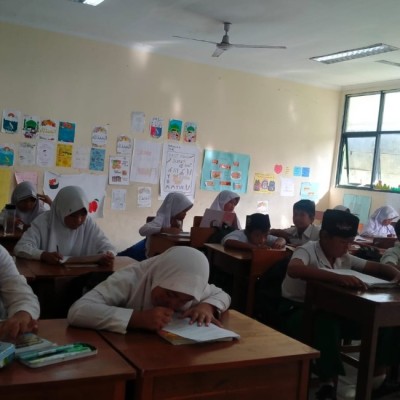 Zakiah Kawal Asesmen Siswa MIN 17 di Tengah Kepulauan