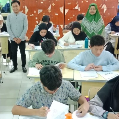 Siswa Bilingual MTsN 4 Jakarta Ikuti IELTS Final Test Akhir Semester