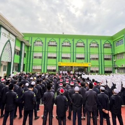 Wakil Kepala Madrasah MTsN 41 Al Azhar Asy Syarif Pimpin Upacara Hari Lahir Pancasila