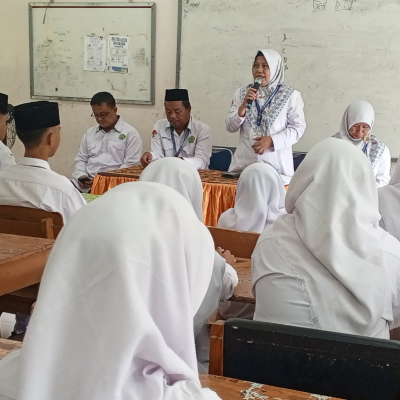 Suasana Haru dan Bahagia Warnai Pengumuman Kelulusan Siswa MTsN 26 Kepulauan Seribu