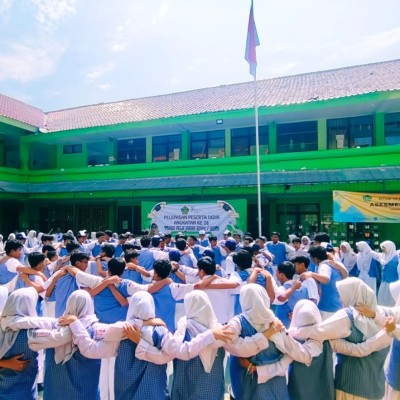Tangis Haru Warnai Pelepasan Angkatan ke-28 MTsN 19 Jakarta Selatan