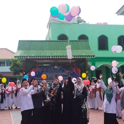 Kelulusan Penuh Makna di MIN 21 Jakarta: Dari Balon Cita-Cita hingga Semprotan Air Damkar