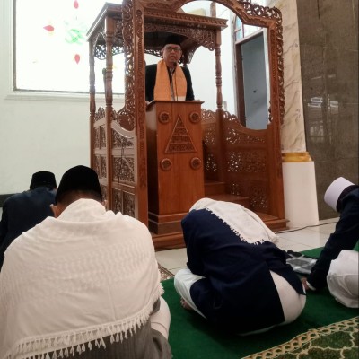 Guru Bahasa Inggris MTsN 26 Jadi Khotib Idul Adha 1446 H