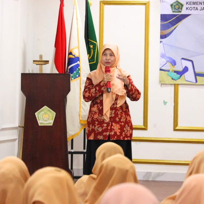 Yeni Fitriyani Adib: Dari Catatan Harian Jadi Karya Bermakna