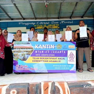 Penyuluh Agama Cilincing Serahkan Sertifikat Halal Kepada UMKM Madrasah