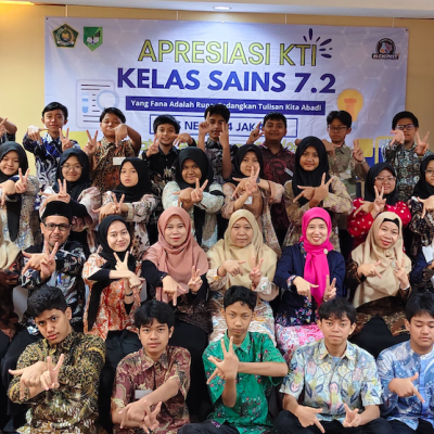 Apresiasi Karya Tulis Ilmiah Kelas Sains 7.2: Menulis untuk Mengabadi
