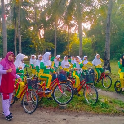 Gowes Ringan, Semangat Tinggi: Siswa MIN 17 Serbu Jembatan Cinta