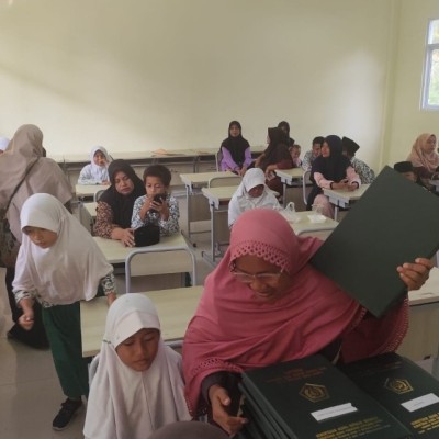 Raport Diserahkan, Kolaborasi Orang Tua dan Guru Dikuatkan di MIN 17