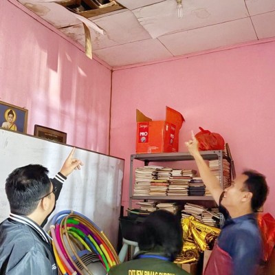 Joko Santoso Tinjau Kerusakan Plafon Sekolah Minggu di Vihara Virya Dhamma Ciracas
