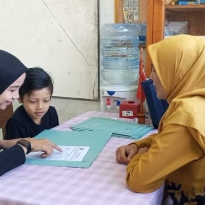 Antusiasme Warnai Pengambilan Raport Siswa Kelas I-VI MIN 4 Jakarta Selatan
