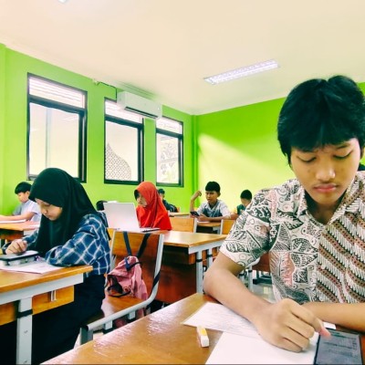 Persaingan Ketat, Ratusan Calon Peserta Didik Ikuti CAT PPDB Online Jalur Reguler di MTsN 19 Jakarta Selatan