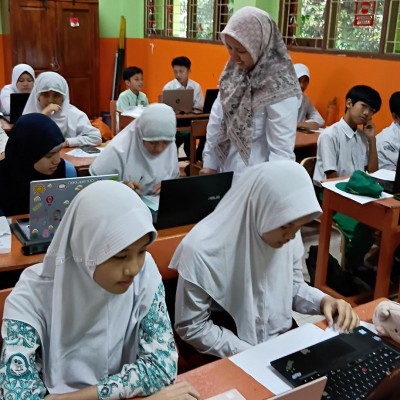 Antusiasme Tinggi, CAT PPDB Jalur Reguler MTsN 3 Jakarta Dipadati Peserta