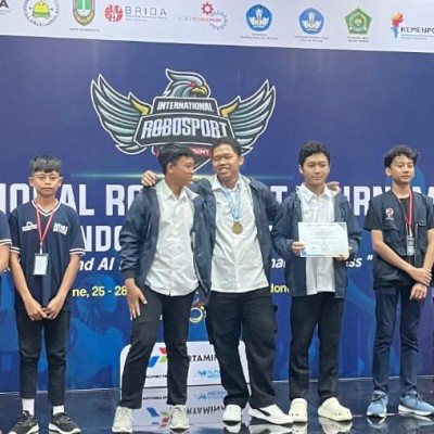 Tim Robotik MTsN 7 Jakarta Raih Juara 1 di FIRA Indonesia Open 2025