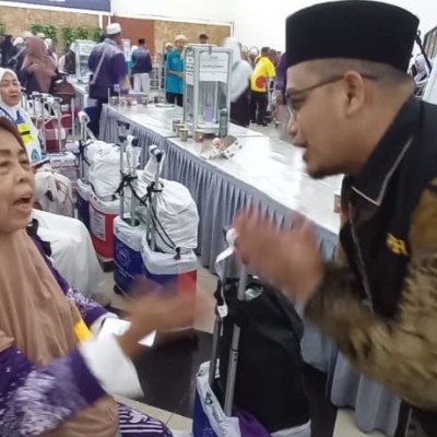 Kasubag TU  Sambut Kedatangan Kloter 55 JKG