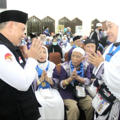Disambut Kumandang Adzan Dan Derasnya Hujan, Jamaah Kloter 58 Tiba Di Asrama