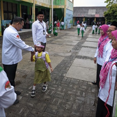 Senyum Guru, Langkah Pertama Siswa di Kampus C MIN 17