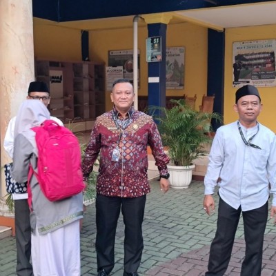 Guru MAN 4 Jakarta Selatan Sambut Kedatangan Siswa Setiap Pagi