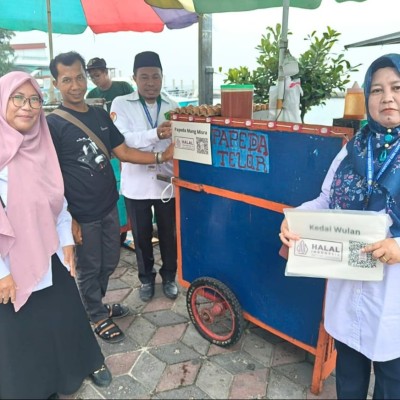 Penyuluh Agama Islam Kepulauan Seribu Lakukan Pengawasan dan Penempelan Logo Halal pada UMKM
