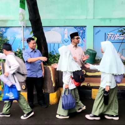 Senyuman Hangat Guru Di Pagi Hari Penghilang Rasa Gundah Gulana