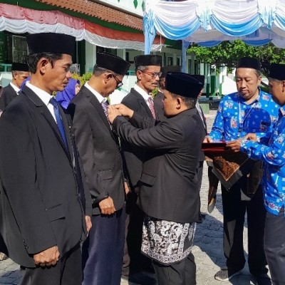 15 Guru MIN 17 Kepulauan Seribu Terima Satyalancana Karya Satya