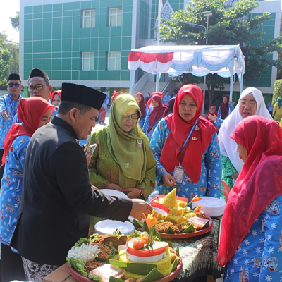 Kemenag Kepulauan Seribu Rayakan HUT RI ke-80 dengan Pemotongan Tumpeng dan Lomba