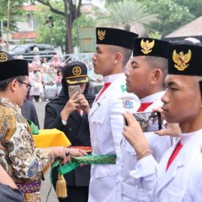 2 Siswa MAN 22 Jakarta Jadi Petugas Pengibar Bendera di Upacara HUT RI ke-80 Kanwil Kemenag DKI