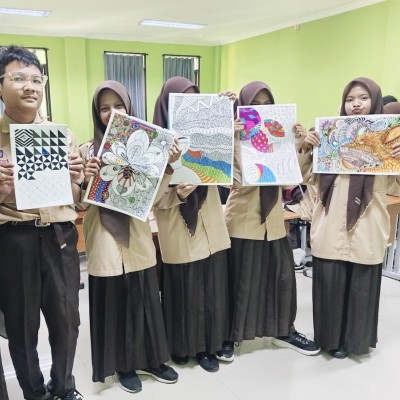 Murid Kelas IX MTsN 19 Jakarta Selatan Asah Kreativitas Lewat Seni Zentangle
