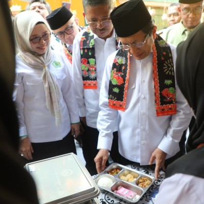 Menag Nasaruddin Umar Tinjau Program Makan Bergizi Gratis di MTsN 6 Jakarta
