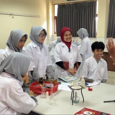 Eksperimen Laju Reaksi Jadi Sarana Pendidikan Karakter di MAN 4 Jakarta Selatan