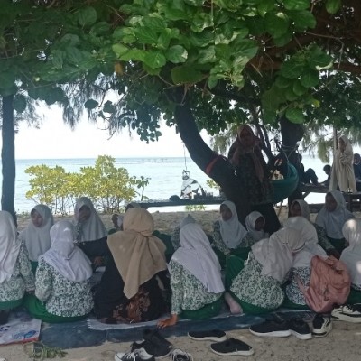 Santap Bersama di Tepi Laut: Tradisi Hangat Siswa MIN 17 Kepulauan Seribu