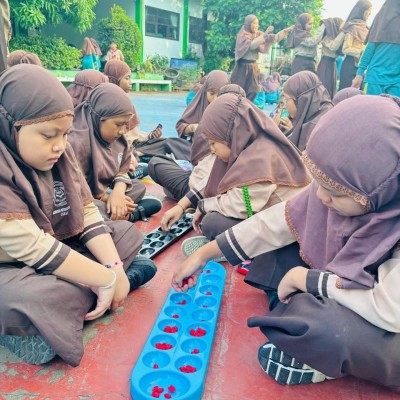 Permainan Tradisional Warnai Pembiasaan Pagi Siswa MIN 4 Jakarta Selatan