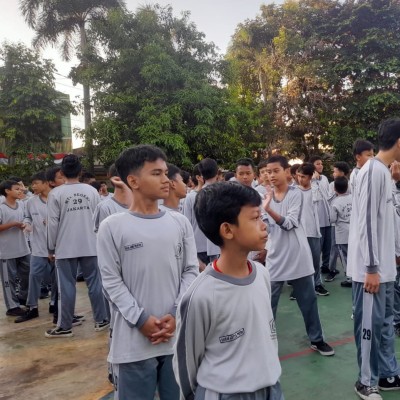 Jumat Sehat di MTsN 29 Jakarta, Seluruh Keluarga Madrasah Antusias Ikuti Senam Bersama