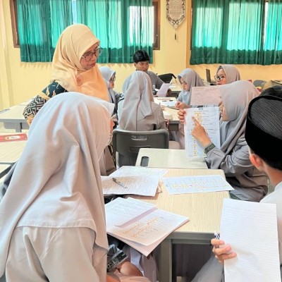 Peserta Didik Kelas XI MAN 4 Jakarta Belajar Metabolisme Manusia dengan Model Jigsaw