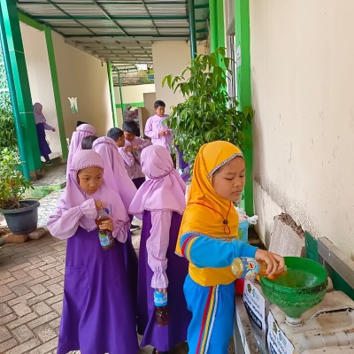 MIN 14 Al-Azhar Asy-Syarif Gelar Penyerahan Minyak Jelantah, Ajarkan Siswa Belajar Peduli Lingkungan