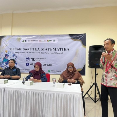 Rosani dan Mutamimu’ula Dalami Strategi Analisis Soal TKA Matematika di MAN 4 Jakarta