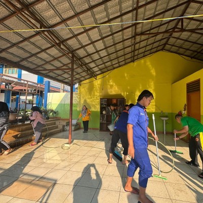 Tendik MAN 4 Jakarta Selatan Gelar Aksi Bersih-Bersih Madrasah Dukung Ecoteologi