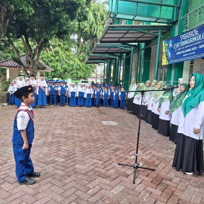 Disiplin Dimulai dari Menjaga Kebersihan: Pesan Pembina Upacara di MIN 14 Al-Azhar Asy-Syarif