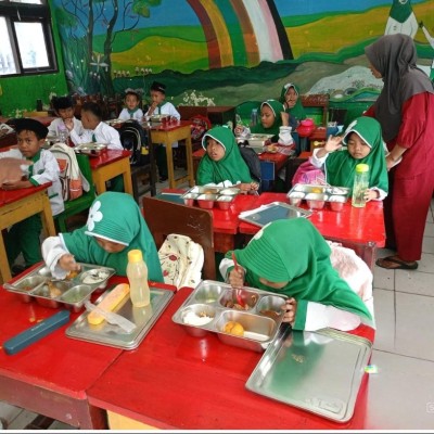 Sehat dari Meja Makan Sederhana: Cerita Hari Pertama MBG di MIN 17 Kepulauan Seribu Kampus C