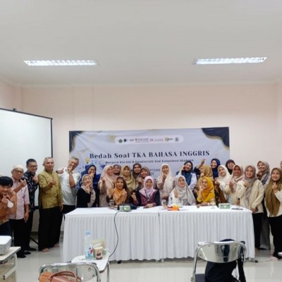 Guru MAN 7 Jakarta Ikuti Bedah Soal TKA Bahasa Inggris MGMP Provinsi DKI Jakarta
