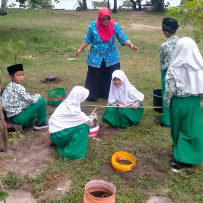 Belajar Sambil Peduli Lingkungan, Siswa MIN 17 Jakarta Olah Limbah Jadi Pot Sayur