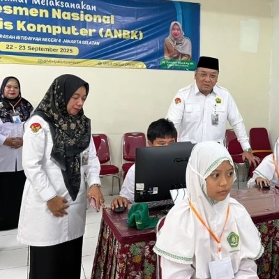 Hari Pertama ANBK, Kepala Kantor Kementerian Agama Kota Jakarta Selatan Lakukan Monitoring di MIN 4 Jakarta