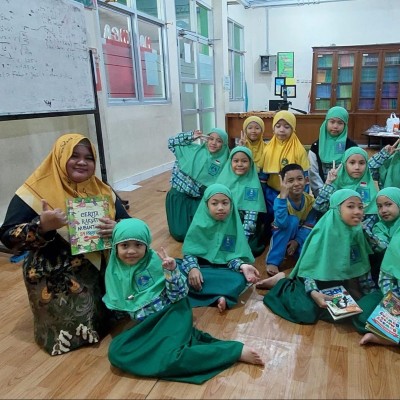MIN 14 Al-Azhar Asy-Syarif Hidupkan Semangat Membaca Lewat Kegiatan Literasi di Perpustakaan