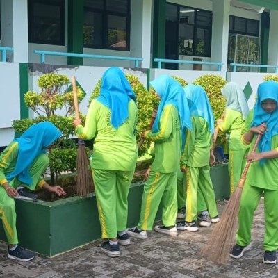 Semangat Dan Kepedulian Terhadap Lingkungan Sekolah Warnai Jumat Bersih