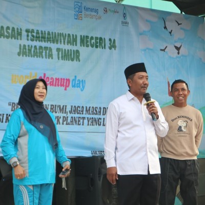 MTsN 34 Jakarta Gelar Aksi Bebersih Lingkungan Peringati World CleanUp Day 2025