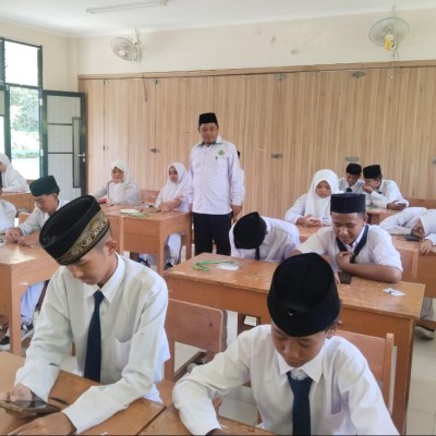 Sutama Pastikan Pelaksanaan Sumatif Tengah Semester Ganjil Di MTsN 26 Berjalan Baik